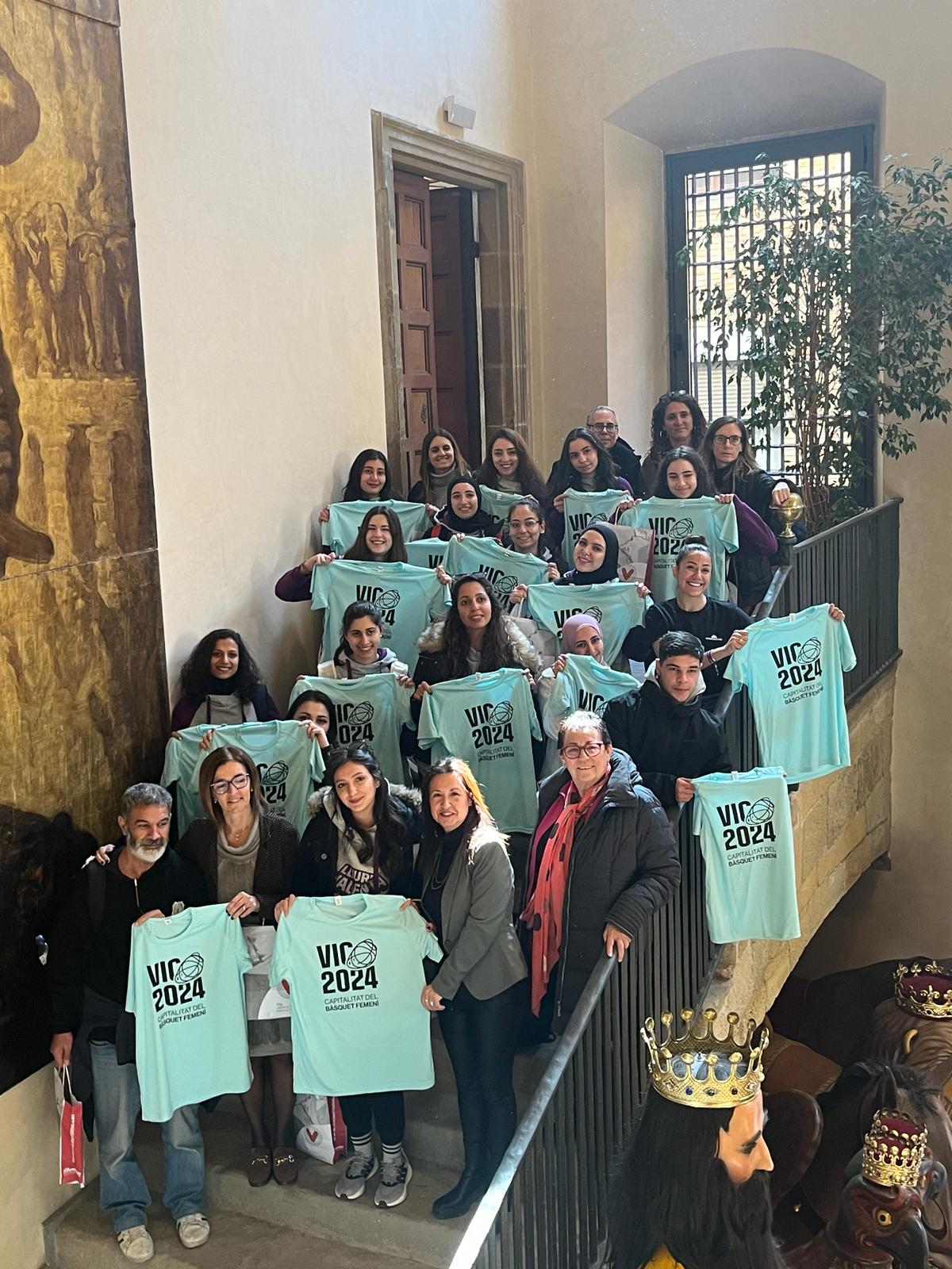 L'equip de bàsquet femení rep l'obsequi a l'Ajuntament